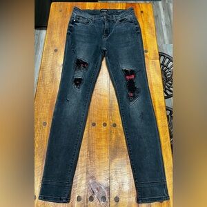 Judy Blue Black Distressed Skinny Jeans

Style : JB82191BK

Size: 11/30